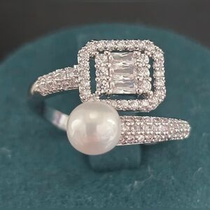 Elegant Vimtage Style Silver Tone Clwar CZs and Pearl Ring
